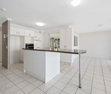 Spacious 2 Level Townhouse - Prime location, Fabulous Ocean Views - Photo 5