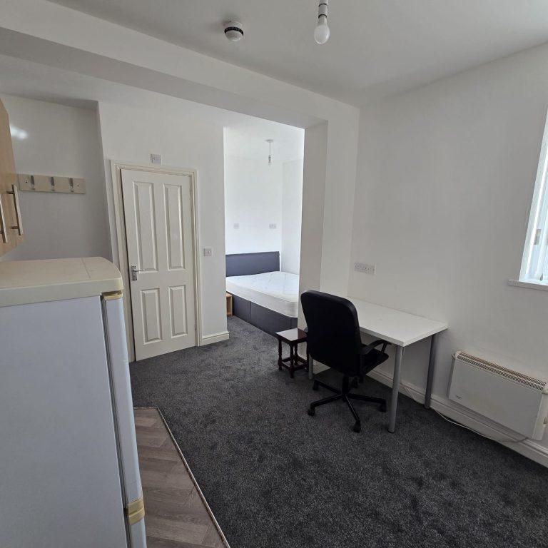 1 bedroom block of apartments to rent - Photo 1