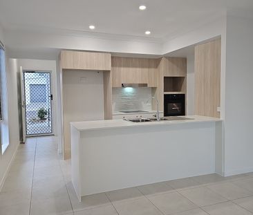 PERFECTLY LOCATED - SPACIOUS 4 BED TOWNHOUSE WITH DUCTED AIRCON - Photo 1