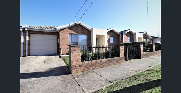 Easy Living! - Photo 1