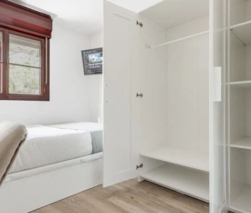 Room in a shared 7-bedroom apartment for rent in San Isidro. - Photo 1