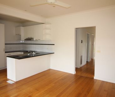 8 Clarke Avenue, Belmont - Photo 2