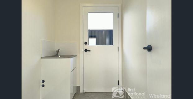 Park front 4-bedroom family home in the Heart of Colebee - Walk to Shops - Photo 1