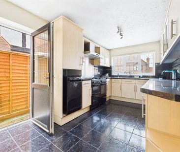 5 bedroom House in Uffcott Close, Reading - Photo 6