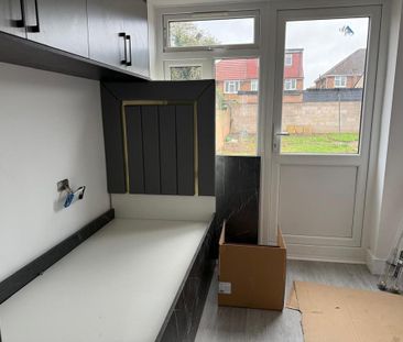 4 bedroom semi-detached house to rent - Photo 2