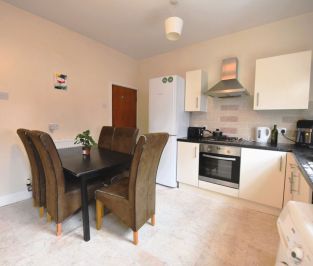 5 bedroom House in Harold Grove, Leeds - Photo 1