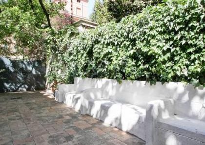 Villa-Parioli: Beautiful independent house with large private garden and terraces. Spacious living, formal dining, study-music room, sun room, 5 bedrooms, 4 bathrooms, parking. rif 163