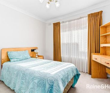 Spacious Family Home in a Prime, Convenient Location - Photo 3