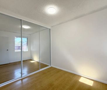 Bright Top-Floor 2 Bedroom Apartment with Leafy Outlook - Photo 1