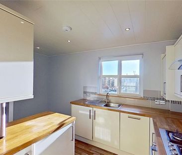 3 bedroom flat to rent - Photo 4