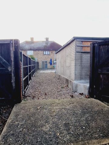 3 bedroom semi-detached house to rent - Photo 2
