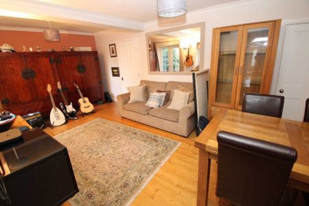4 bed Semi Detached for rent - Photo 3