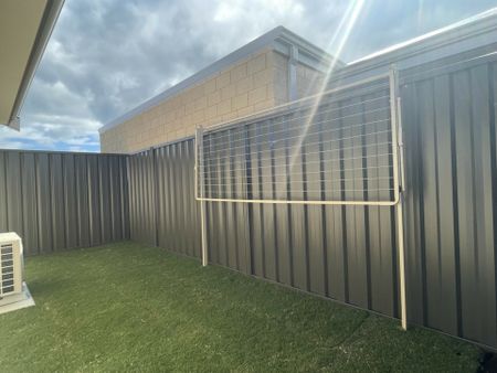 Two Bedroom Dual Living Property! - Photo 5