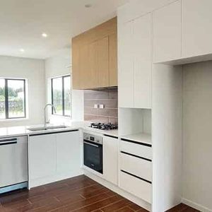 Stunning Four Bedroom Townhouse - Photo 2