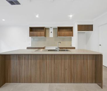 Modern & Spacious Family Home in Tarneit - Photo 5