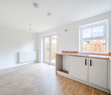 3 bedroom end of terrace house to rent - Photo 2