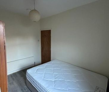 Room 2, 12 Sandhurst Drive, ( Bills Incl ), Belfast, BT9 5AX - Photo 3