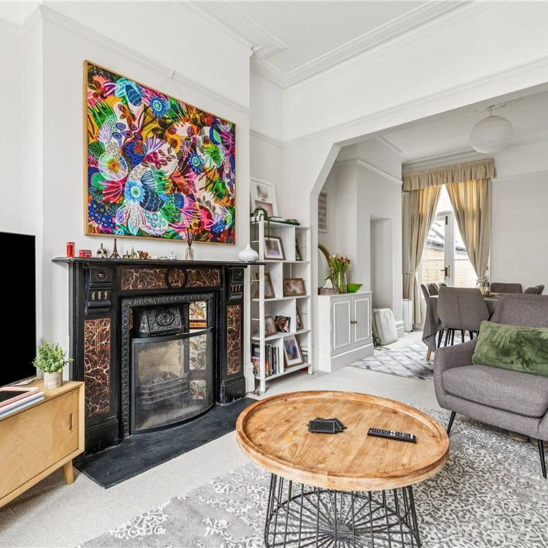 * FAMILIES / COUPLES ONLY * Great Victorian terraced family home just across from Clapham South tube station (Northern Line Zone 2) and Clapham Common. - Photo 1