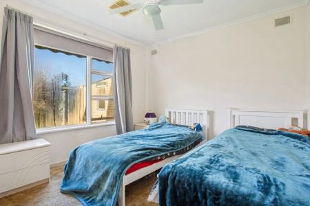 “Spacious Family Living with Comfort and Convenience” - Photo 3