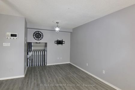 Property For Lease | W9268156 - Photo 3