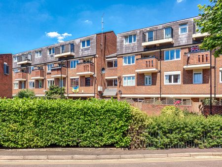 2 Bed Terraced House, Wynford Road, N1 - Photo 2