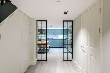 Completely modernised three bedroom townhouse moments from Marylebone - Photo 4