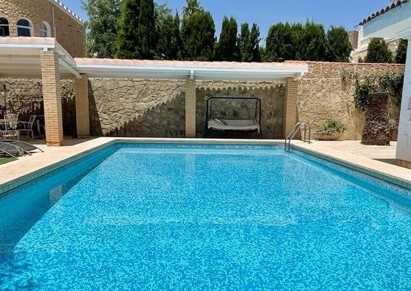 LONG TERM RENTAL. Spacious villa with 6 bedrooms for rent.