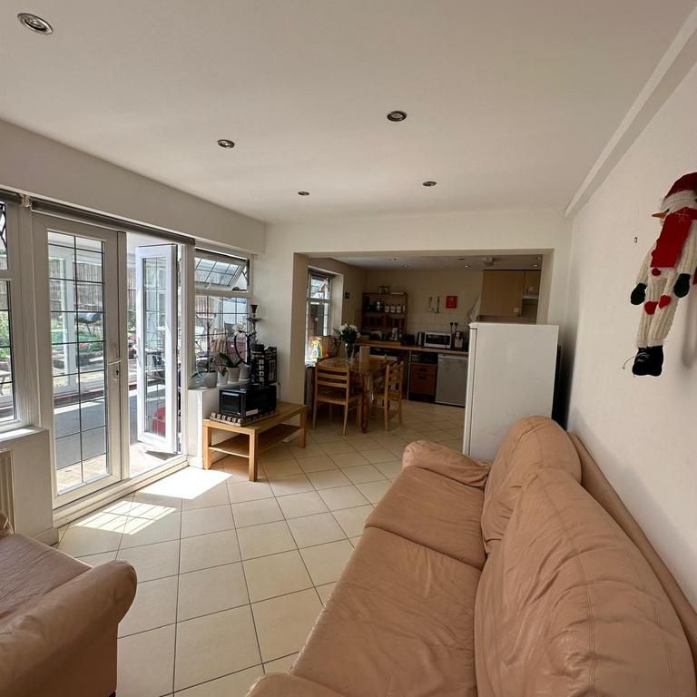 1 bedroom in a house share to rent - Photo 1