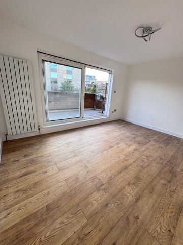 3 Bed Terraced House, Castle Close, E9 - Photo 3