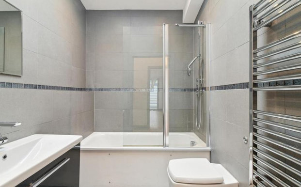 3 bedroom mews to rent - Photo 1