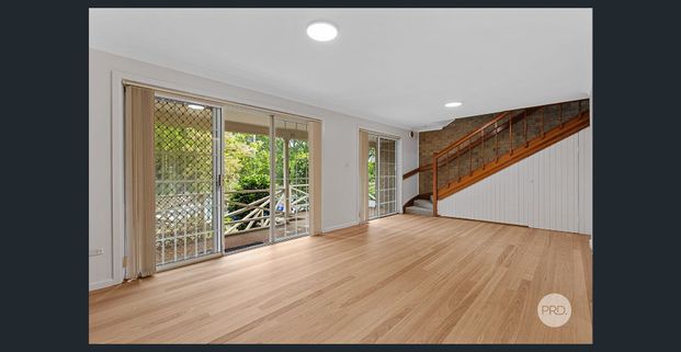 RENOVATED TOWNHOUSE IN PRIME LOCATION - Photo 1