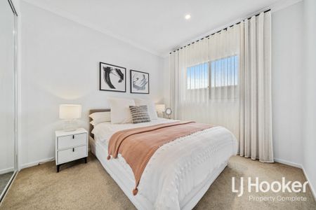Style & Quality - Superior Family Home - Ducted Air Conditioning - Two Living Zones - Photo 5