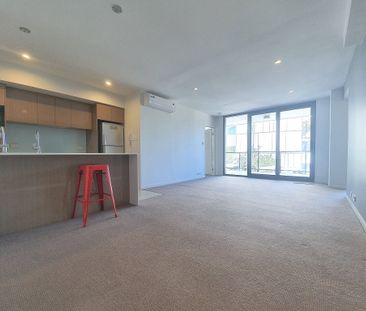 STUNNING TWO BEDROOM APARTMENT IN PRIME LOCATION - Photo 1