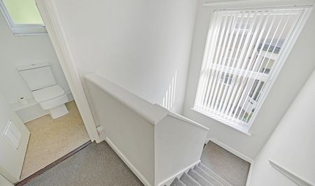 Spacious 4-Bed Student House with Large Communal Garden & Free Parking - Photo 4