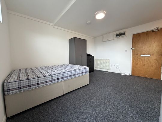 Studio Flat, Mede House, SO15 - Photo 1