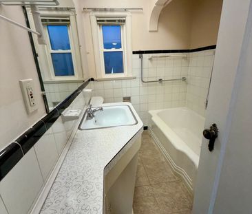 For Lease - 138 Glenwood Crescent, Toronto, Ontario - Photo 2