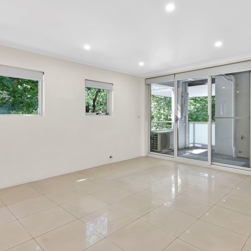 Perfectly Positioned One Bedroom in Alexandria - Photo 1