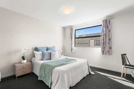 4 bedroom townhouse- stones throw from Hagley park - Photo 4