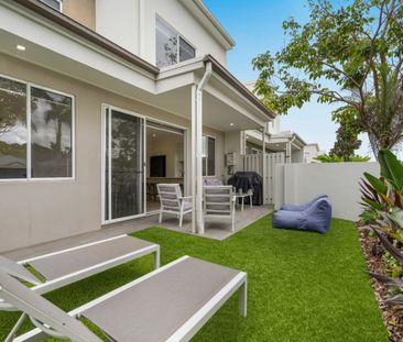 Luxury Townhouse Living in Hope Island - Photo 5