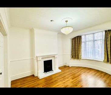 5 Bed Terraced House, Broadhurst Avenue, IG3 - Photo 2