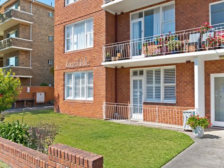 Stylish Contemporary Villa-Style Apartment - Photo 4