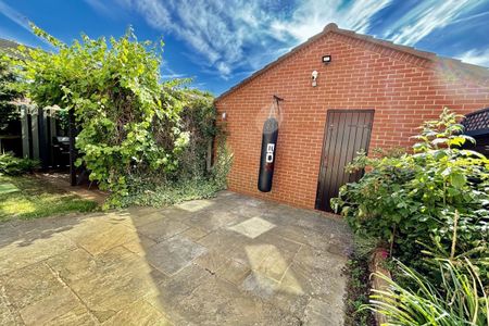 Christopher Close - Photo 4