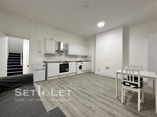 17 Evington Road, Leicester, Leicestershire, LE2 1QG - Photo 1