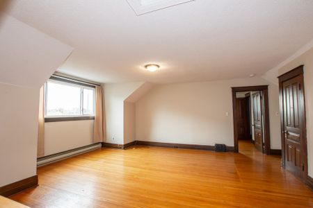 1 Bedroom Upper Unit with Large living space in St. Catharines!! - Photo 5