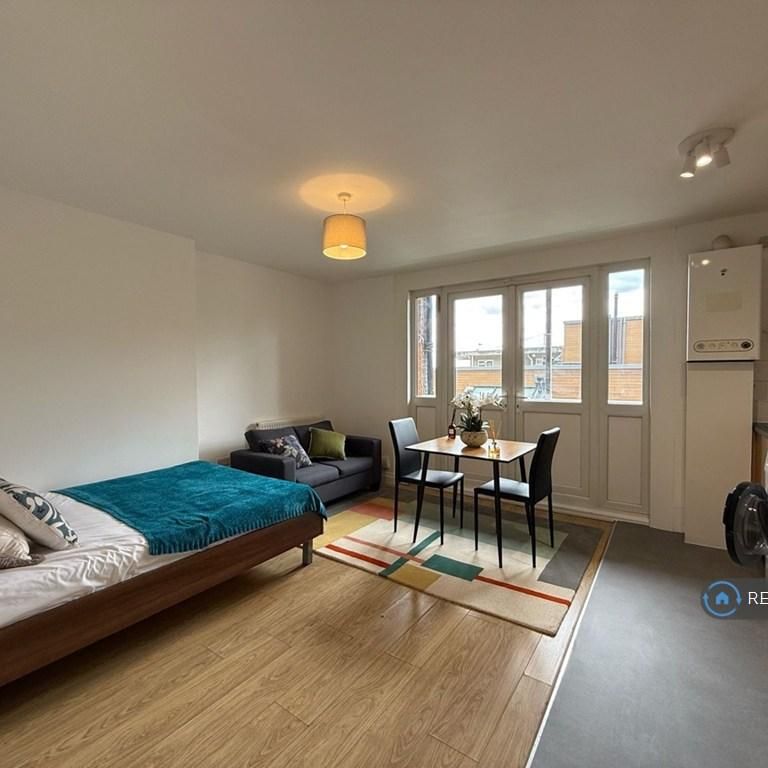 Studio to rent - Photo 1