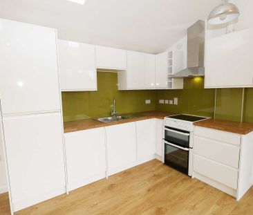 Woodview Road, Pangbourne. Quiet location, heart of the village. - Photo 2