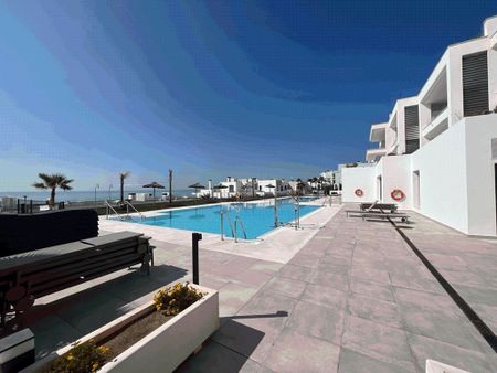 2 room luxury Flat for rent in Alcaidesa, Spain - Photo 2