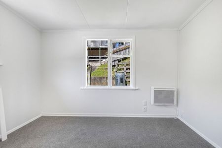 Newly Renovated 4 bedroom home - Photo 5