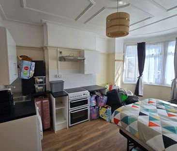 Studio Flat, Berkshire Gardens, N13 - Photo 6