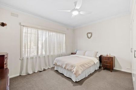 Three Bedroom Family Home - Walk to The Chase Shopping Center - Photo 2